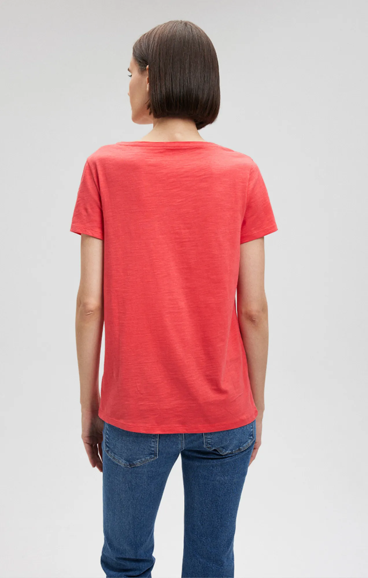 V-NECK T-SHIRT IN POINSETTIA
