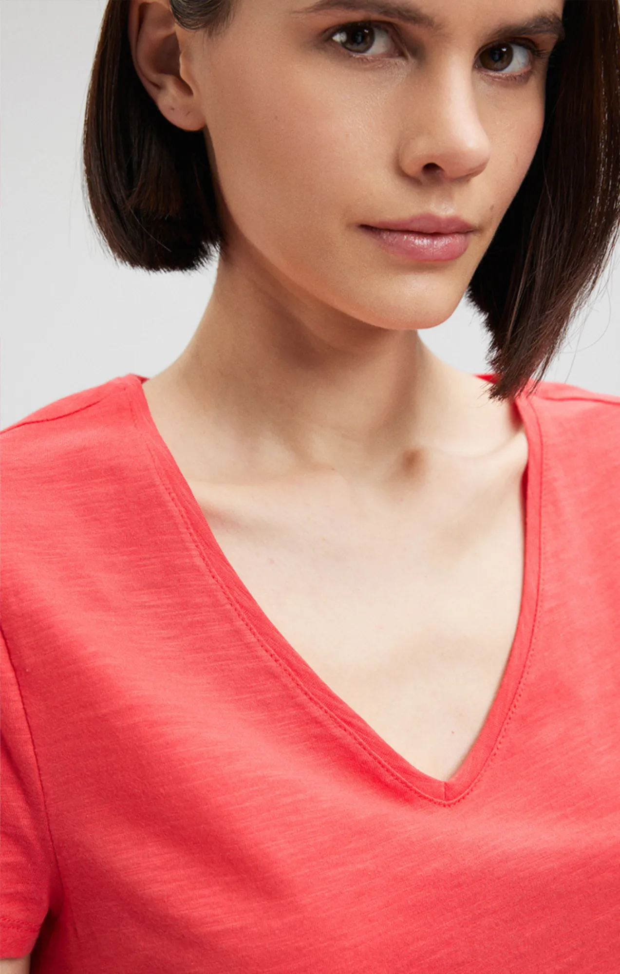 V-NECK T-SHIRT IN POINSETTIA