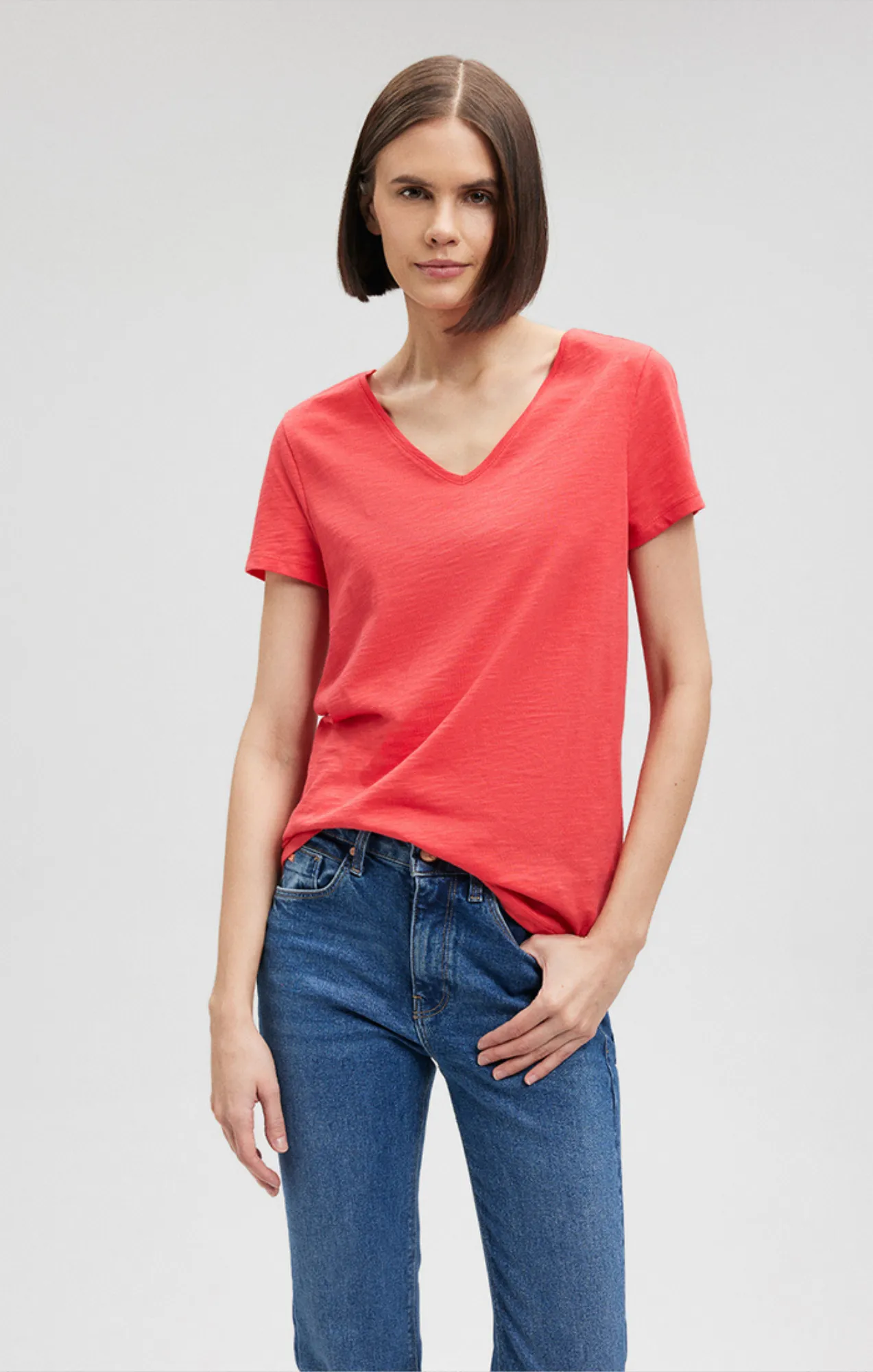 V-NECK T-SHIRT IN POINSETTIA